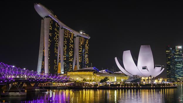 Das Luxushotel "Marina Bay Sands" in Singapur ist eine nicht zu übersehende Attraktion und mittlerweile auch ein Wahrzeichen des 5 ½ Millionen Einwohner zählenden Stadtstaates am Südzipfel der Malayischen Halbinsel.